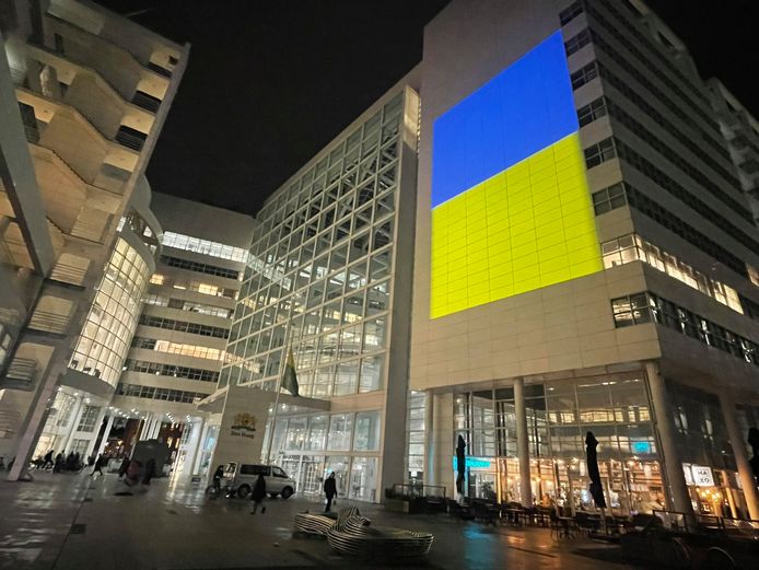 Het stadhuis van Den Haag is vanavond in de kleuren van de Oekraïense vlag gezet.