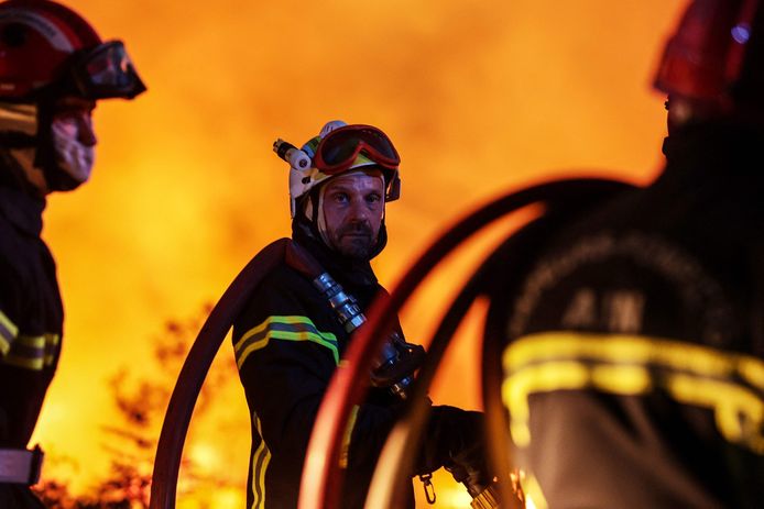 Brandweermannen blussen in Louchats, Zuidwest-Frankrijk.