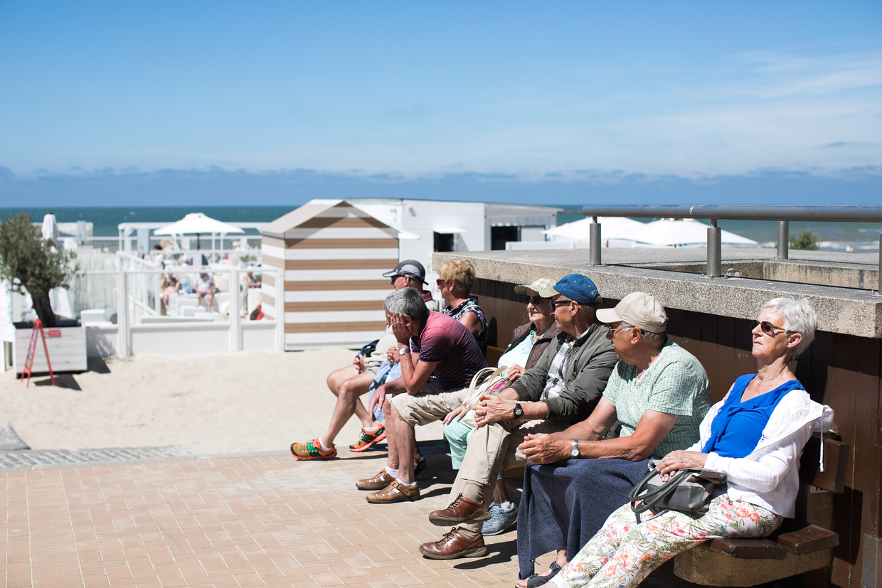 Koksijde telt 46 procent zestigplussers. Is er nog iets wat hun geluk kan vergroten? ‘Meer banken op de zeedijk!’ Beeld BAS BOGAERTS