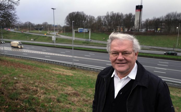 Stefaan De Clerck, bij de E17 in Kortrijk. Ook hij pleit voor een overkapping van de autosnelweg, op een strook tussen Kortrijk Xpo en Kortrijk-Oost