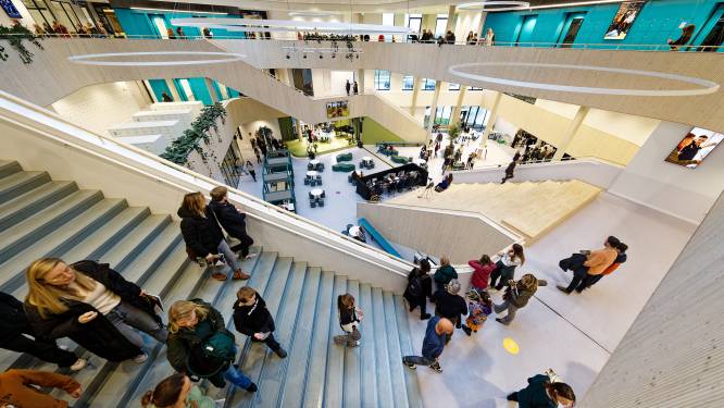 Hoe leg je honderden teleurgestelde brugklassers uit dat ze niet naar jouw school kunnen? ‘Geen leuke gesprekken’