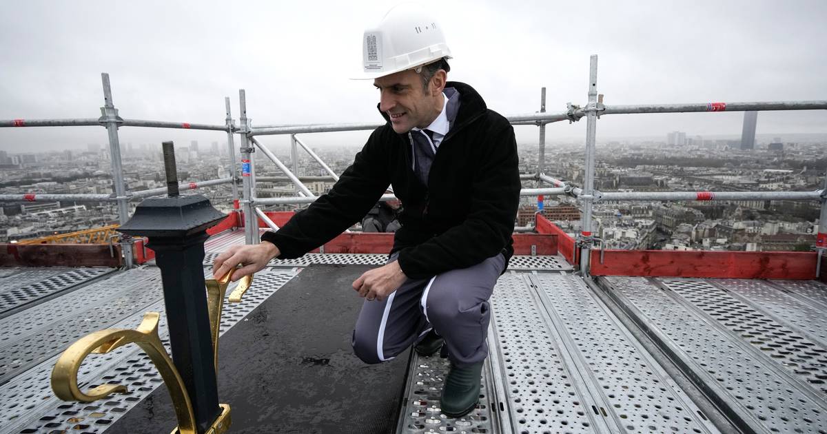 на картинке.  Макрон поднимается на вершину новой башни: «Собор Парижской Богоматери будет открыт в течение года вместе с музеем» |  снаружи