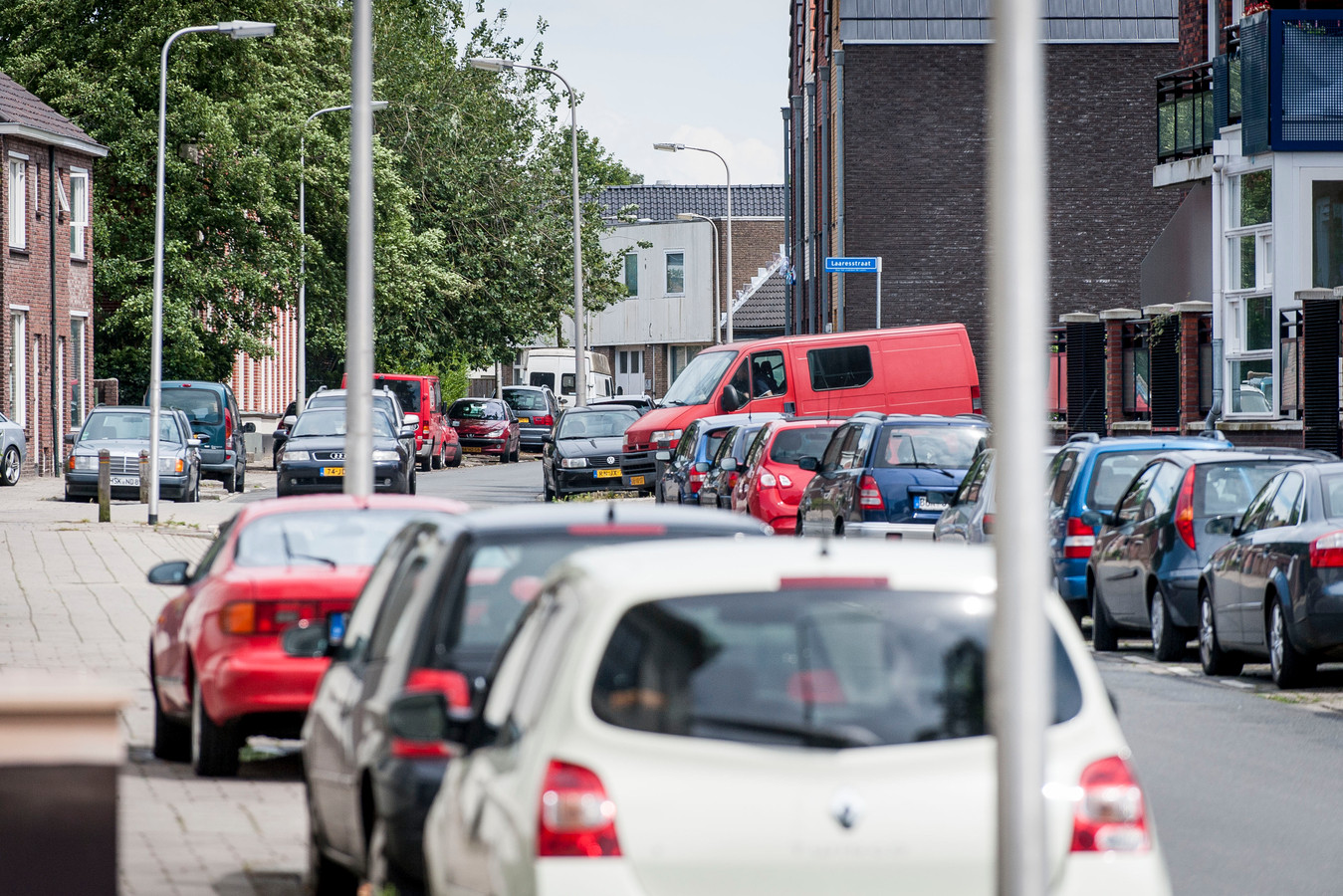 Auto op straat parkeren wordt volgend jaar in Enschede weer iets duurder Foto gelderlander.nl