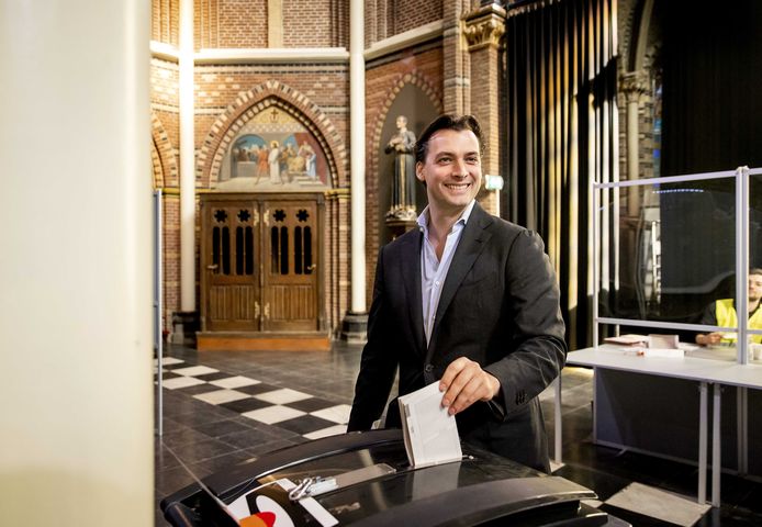 FVD-leider Thierry Baudet brengt in de Posthoornkerk zijn stem uit voor de gemeenteraadsverkiezingen.