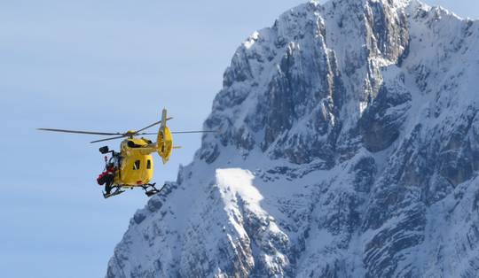Amerikaanse Lindsey Vonn (41) crasht zwaar en wordt per helikopter afgevoerd: ‘Haar toestand is stabiel’