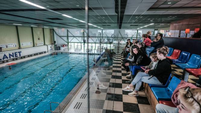 Ouders overstuur door sluiting zwembad: ‘Waar moet mijn kind nu zwemdiploma halen?’