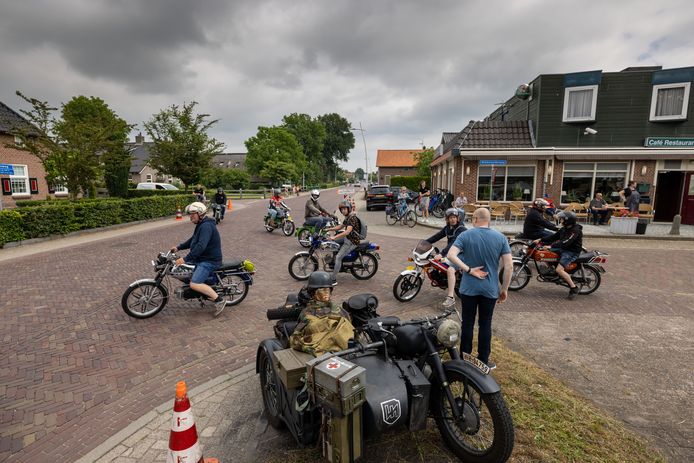 Beeld van een toertocht met oude brommers in Staphorst.