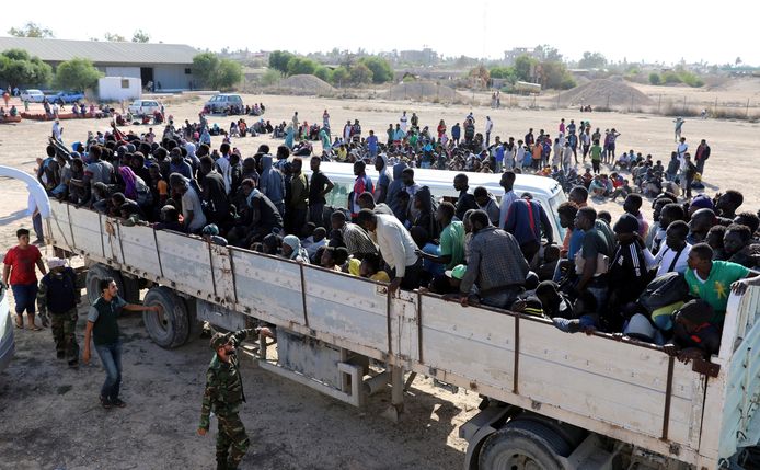 Migranten worden getransporteerd naar een detentiecentrum in Libië (7 oktober).