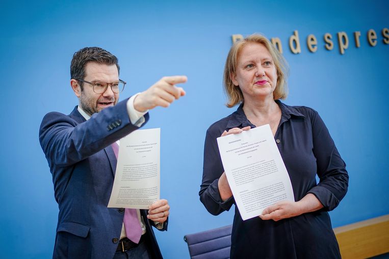 De Duitse minister van Justitie Marco Buschmann (FDP) met zijn collega Lisa Paus (Groenen) van Familiezaken bij de presentatie van de nieuwe wet die het makkelijker moet maken om van naam en gender te veranderen. Beeld AP