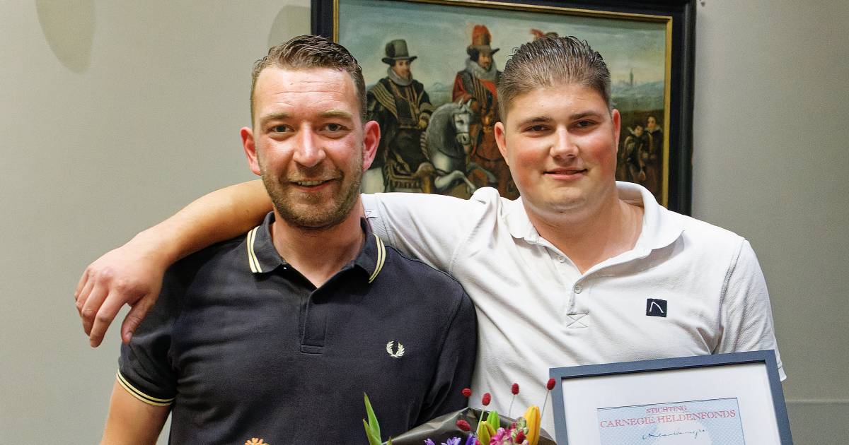 Mark krijgt heldenpenning voor het redden van zijn vriend uit ondergelopen auto: 'Ik kreeg de ramen 