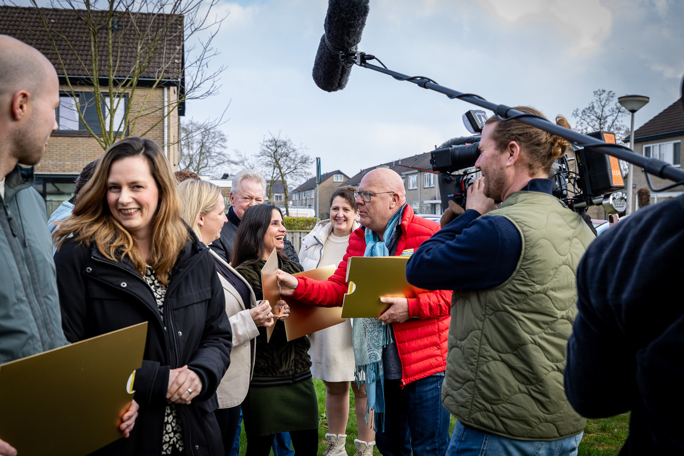 straatprijs-postcodeloterij-valt-in-de-schelfhorst-in-almelo-bewoners