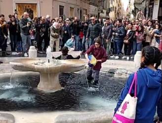 Klimaatactivisten gieten zwarte vloeistof in bekende fontein in Rome