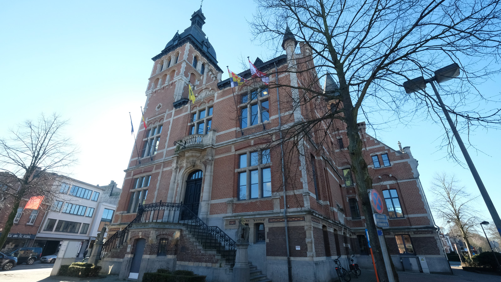 Oud gemeentehuis in volle glorie hersteld Foto hln.be