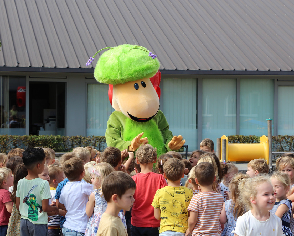 Kinderen meteen fan van jeugdmascotte ‘Oudsie’ Foto hln.be