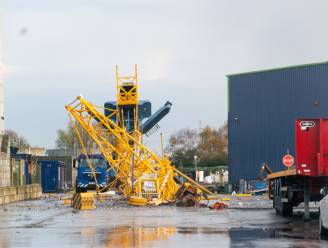 Kraan van 180 meter omgevallen bij bouw nieuwe windmolen: bestuurder in levensgevaar overgebracht naar ziekenhuis