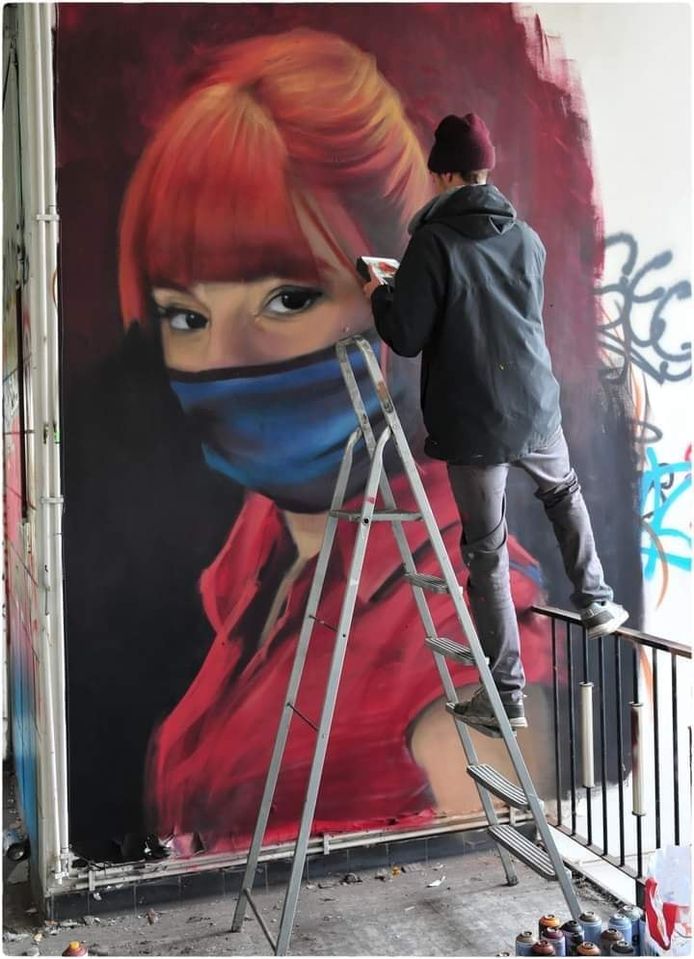 Het portret is gemaakt door graffitiartiest Hyer.