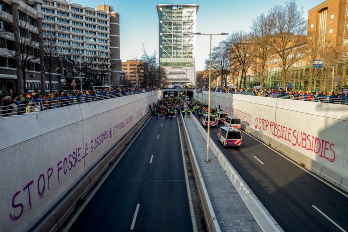 Demonstranten van Extinction Rebellion bezetten de A12 Utrechtsebaan bij Den Haag.