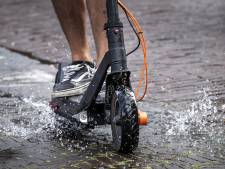 Met je elektrische step de weg op? Doe het niet, zegt de politie: ‘Niet veilig en hoge boete’ 