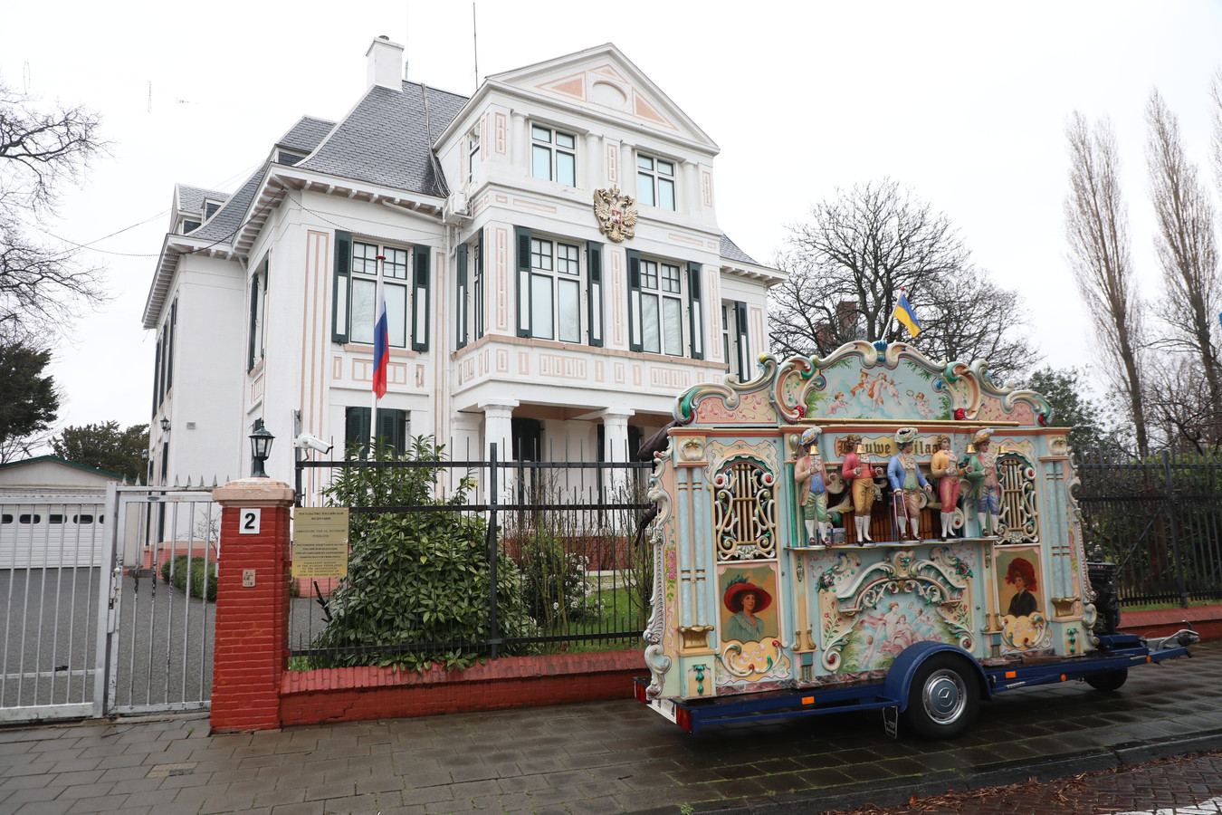 speelt Oekraïens volkslied pal voor Russische ambassade