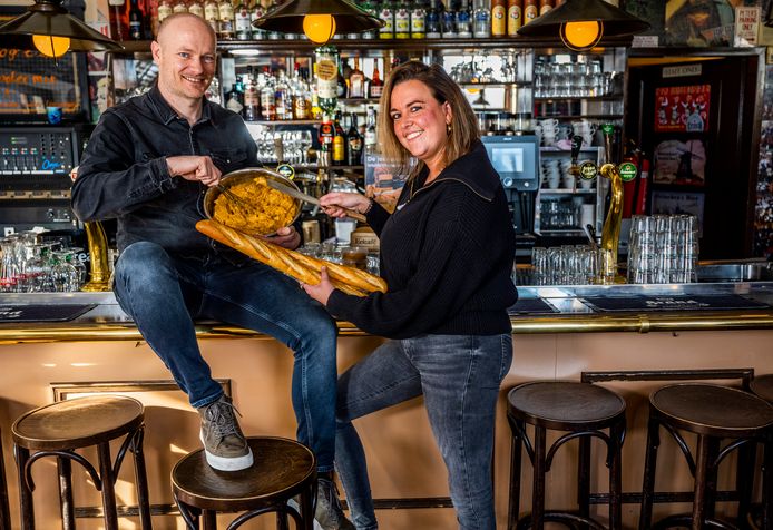 Chef-kok Niels Huisman en bedrijfsleider Kim Toes. Kruidenboter van eetcafe ‘t centrum in Bergambacht is een enorme hit en word op veel plekken in de Regio verkocht.