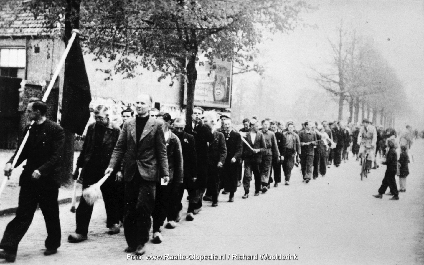 Na een actie van het Raalter verzet nemen de Duitsers 66 mannen uit Heino als gijzelaar mee naar Zwolle. Op 14 april keren ze heelhuids en opgelucht in optocht terug.