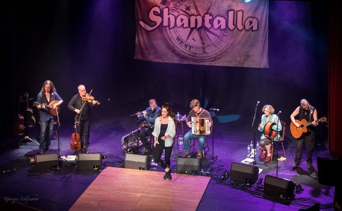 De Belgische band Shantalla sloot de Geschenkenmarkt feestelijk af.