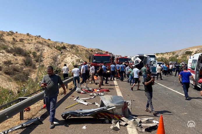 Selon l’agence de presse turque DHA, une ambulance, un camion de pompiers et un véhicule d’une équipe de journalistes - qui s’étaient rendus sur le lieu d’un accident - ont été heurtés de plein fouet par un autocar circulant sur la même autoroute.