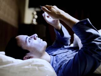 Dit gebeurt er met uw hersenen als u uw smartphone checkt voor het slapengaan