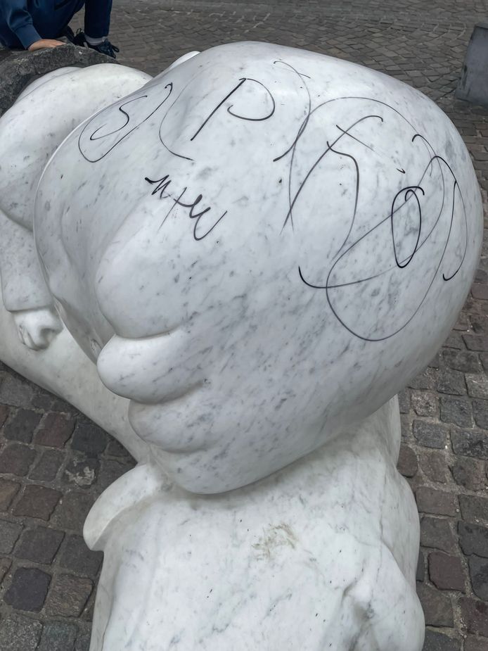Het beeld van Nello en Patrasche werd midden juli door vandalen beklad met een markeerstift.