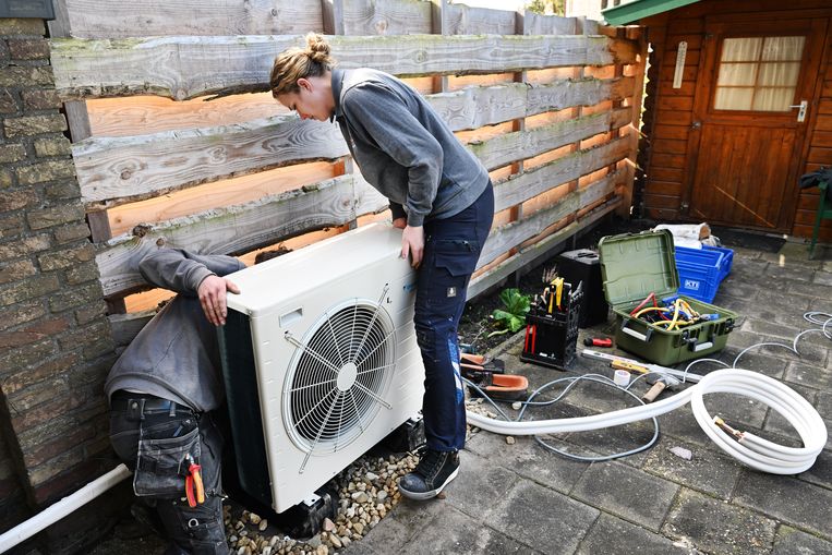Loodgieter Meryl Hengeveld aan het werk tijdens het aanleggen van een hybride warmtepompsysteem.   Beeld Olaf Kraak