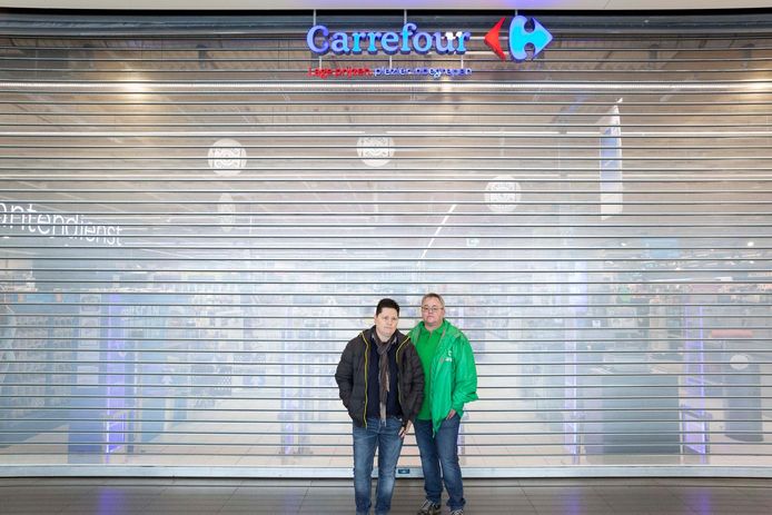 Het werknemerskoppel Mieke Berden (53) en Linda Peters (52) voor de gesloten Carrefour.