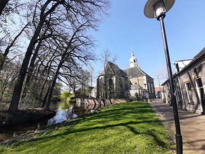 De Herengracht in Almelo, met de Grote Kerk op de achtergrond.