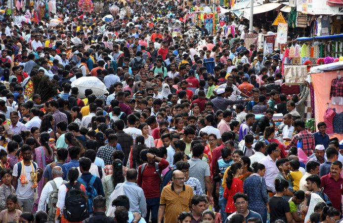 Grote drukte in Mumbai, India. Na China het land met het grootste aantal inwoners.