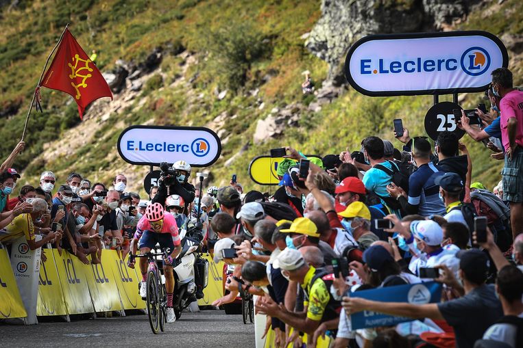 Het publiek schreeuwt Daniel Felipe Martinez naar de ritzege op de Puy Mary. Beeld BELGA