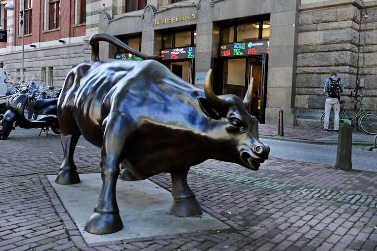Standbeeld van een stier voor Beursplein 5, de locatie van de Amsterdamse effectenbeurs.  Beeld ANP