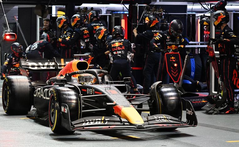 Max Verstappen in de box van Red Bull, in Singapore. Beeld ANP / EPA