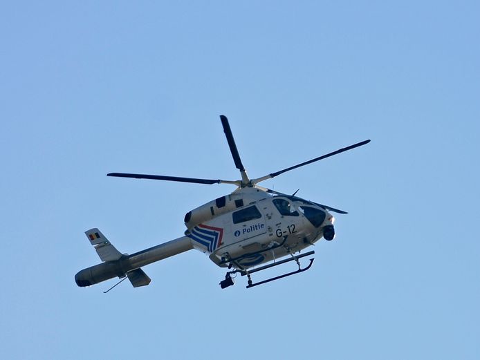 De politie rukte grootschalig uit op zoek naar de gewapende man(nen) in Brussel.