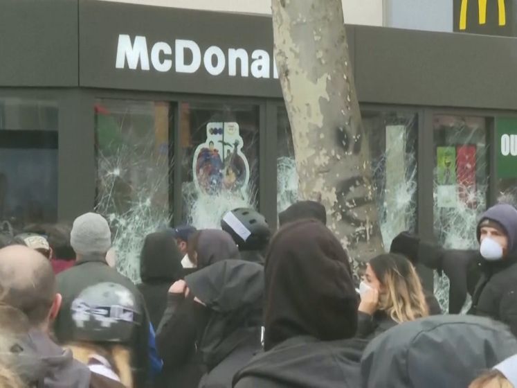 Vandalen vernielen McDonald's bij pensioenprotest in Parijs