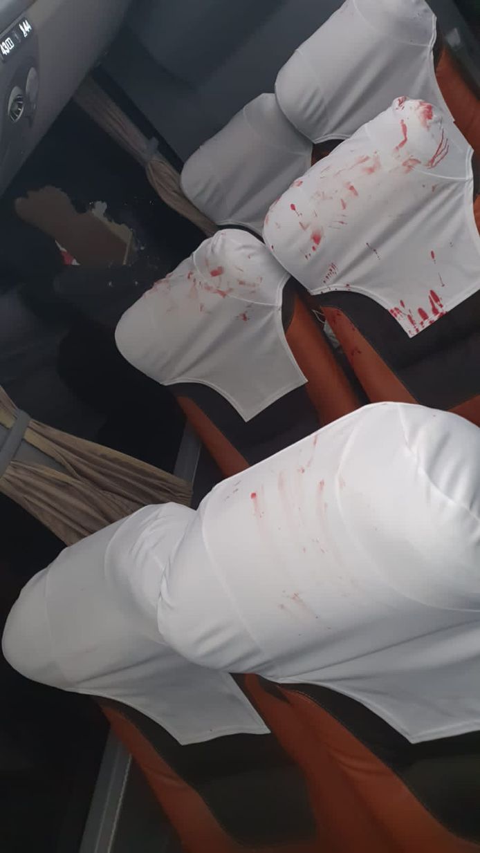 Bebloede stoelen in de spelersbus na de ontploffing.