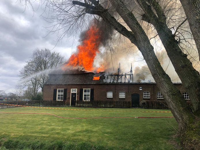 Zondag vloog de rieten kap van de boerderij Grutje aan het Groot Loo in brand.