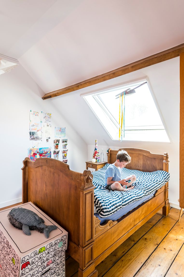 Het bed van Otto Nelson is een erfstuk en komt van Jasmijns grootmoeder, de schommelstoel van Vitra kocht ze met haar eerste loon.  Beeld Luc Roymans