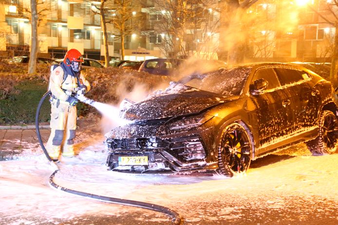 De brand van de Lamborghini met een nieuwwaarde van bijna 300.000 euro begon aan de voorzijde van de auto.
