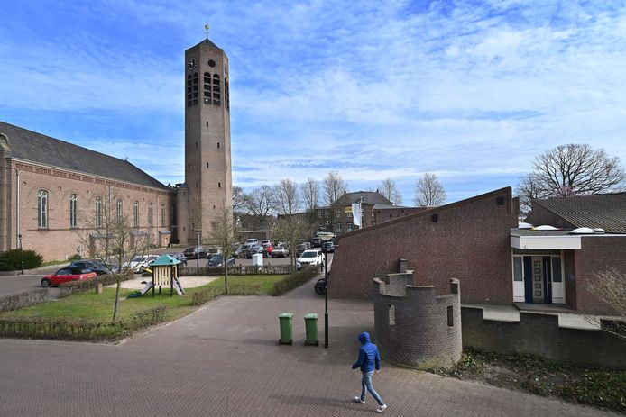 De leegstaande kerk links en de school rechts. Er kan iets moois in het hart van Vierlingsbeek  ontstaan als plannen elkaar omarmen.