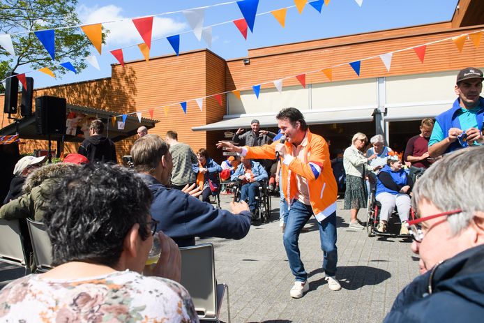Terheijden - Pix4Profs/René Schotanus. Koningsfeest bij Sovak Terheijden. Het optreden van een zanger is een groot succes.