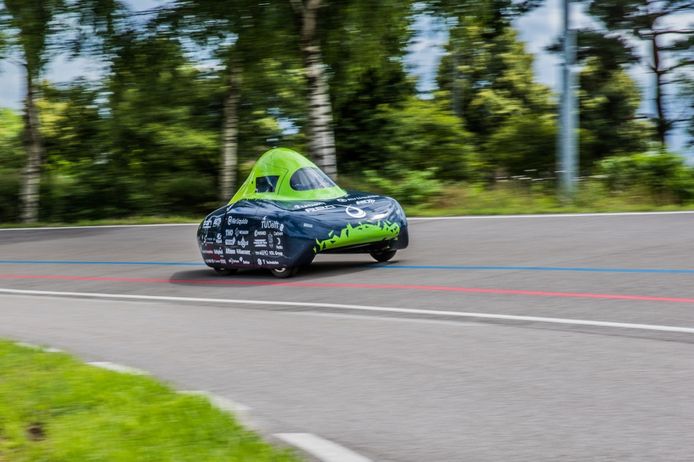 De waterstofauto van de Delftse studenten verbrak het record op een wielerbaan in Helmond.