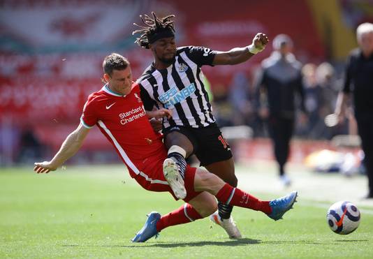 James Milner zet een tackle in op Allan Saint-Maximin.