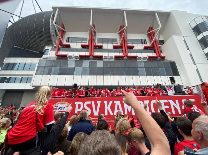 LIVESTREAM | Platte kar met PSV-spelers vertrokken, supporters staan met fakkels en vlaggen langs de route