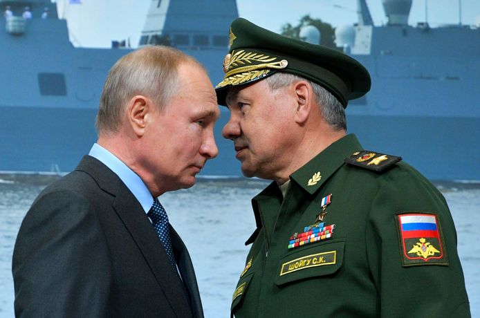 Vladimir Poetin in gesprek met zijn minister van Defensie Sergej Sjojgoe.