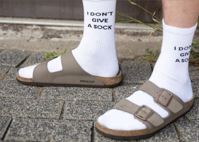 Birkenstocks met witte sokken.