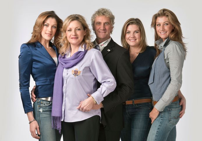 Een oudere familiefoto van de Pfaffs, ten tijde van hun realityreeks op VTM.